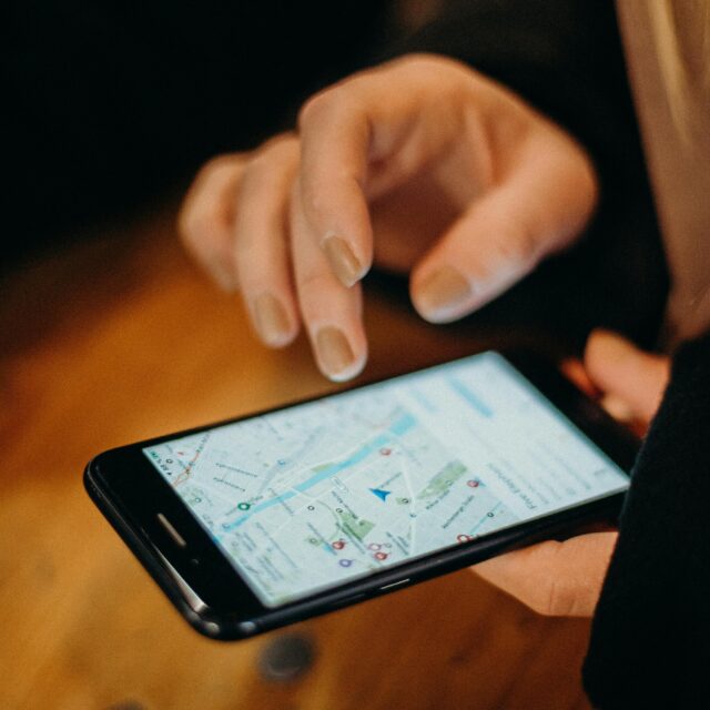 スマートフォンで地図アプリを操作して目的地を探す手元の様子