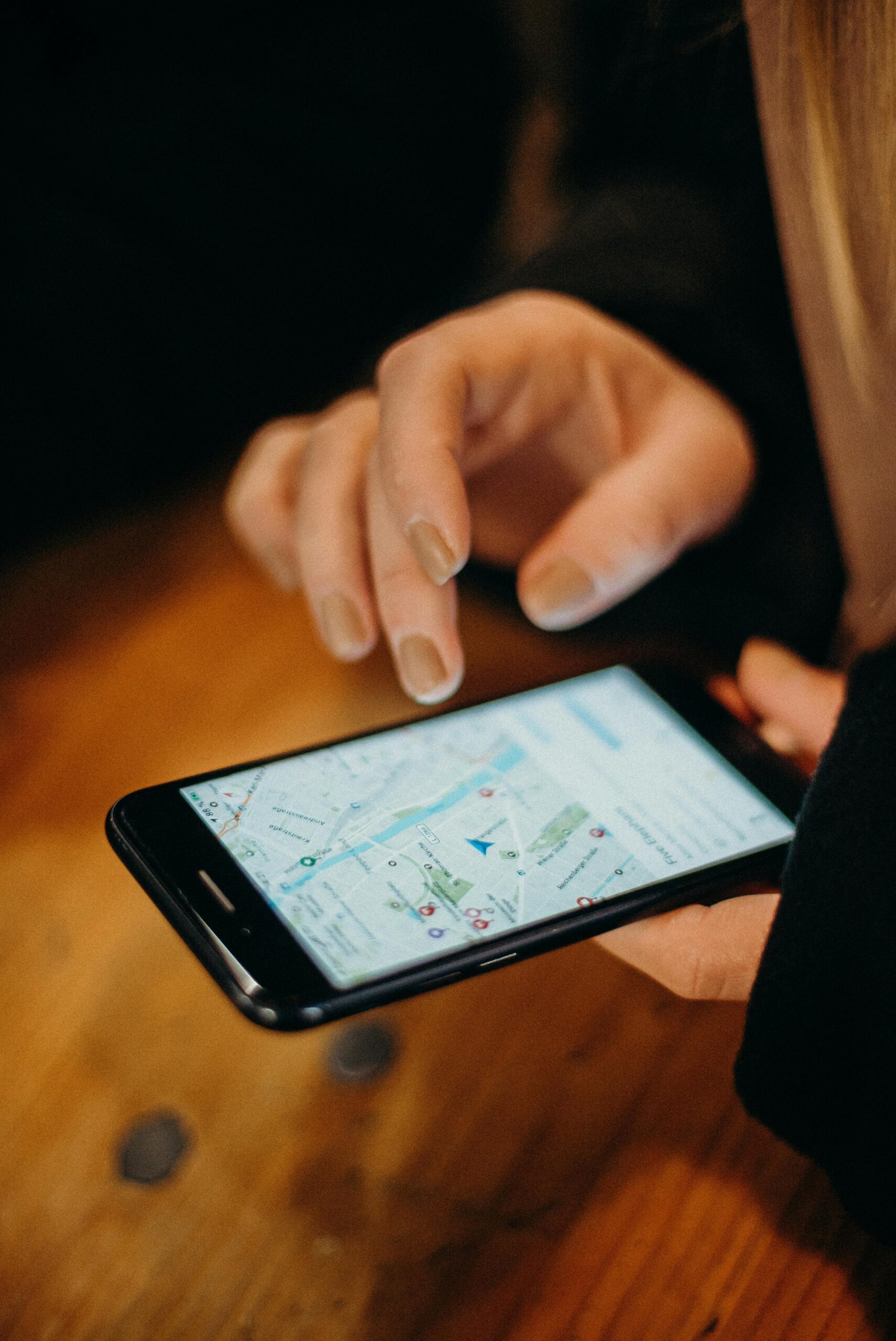 スマートフォンで地図アプリを操作して目的地を探す手元の様子