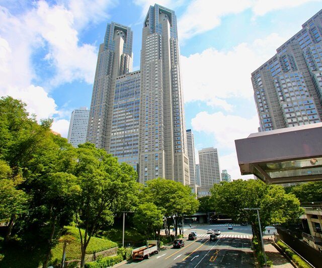 西新宿・都庁前エリアの高層ビルと街並み｜西新宿で通いやすい歯医者