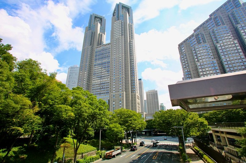 西新宿・都庁前エリアの高層ビルと街並み|西新宿で通いやすい歯医者